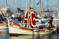 Arrivée du père Noël en pointu au port du Brusc. Photo Peter Bathurst