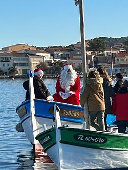 Arrivée du père Noël en Pointu au Brusc Arrivée du père Noël en Pointu au Brusc