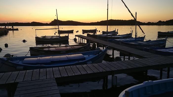 Coucher de soleil sur les pointus dans la lagune du Brusc © Olivier MIL -  Insta