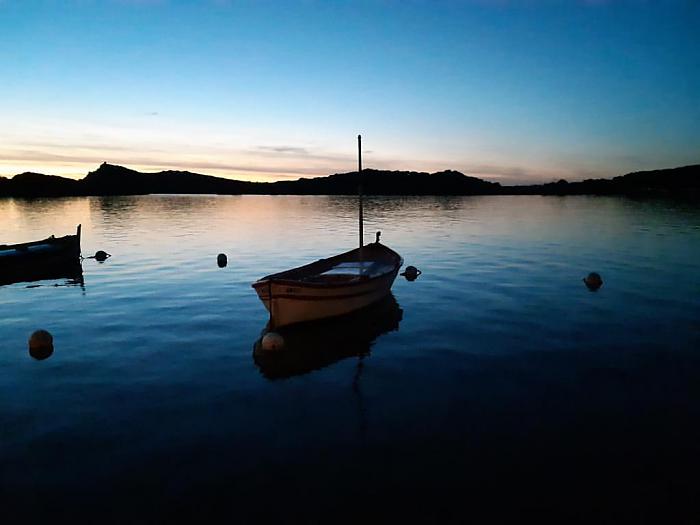 Pointu le soir dans la lagune du Brusc - instagram : ce.que.sophie.voit