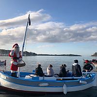 Arrivée du père Noël en Pointu au Brusc