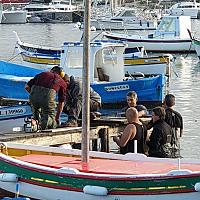 Pose de pieux en bois pour les pontons des pointus dans la lagune du Brusc