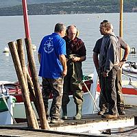 Pose de pieux en bois pour les pontons des pointus dans la lagune du Brusc