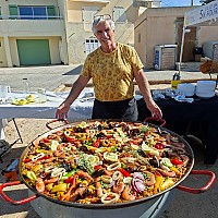 Octobre Rose à Six Fours en pointu, paella préparée par Tony Octobre Rose à Six Fours en pointu, paella préparée par Tony