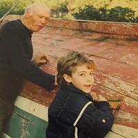 Louis Tornato, charpentier de marine avec son petit fils